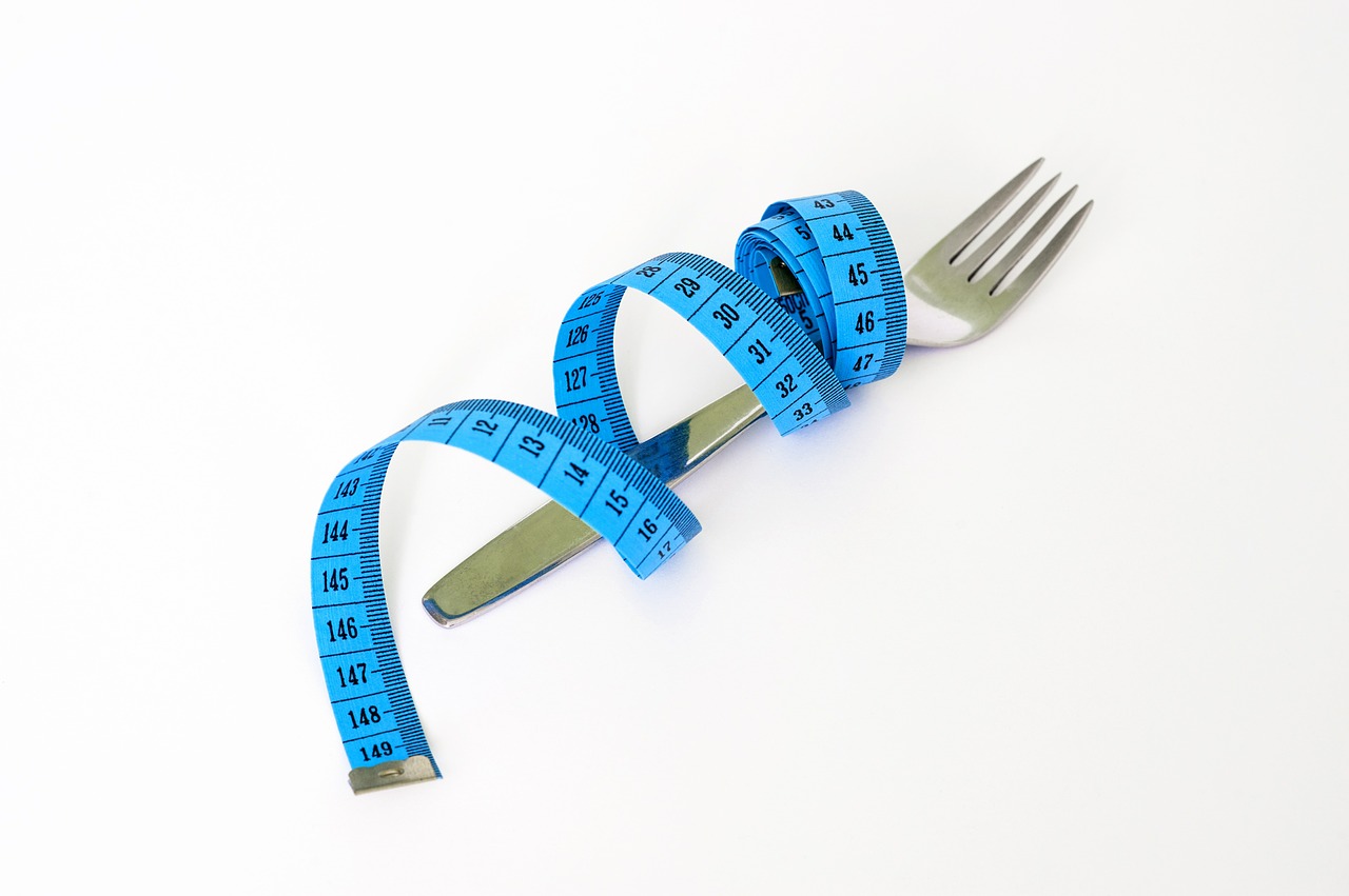 Jak wybrać odpowiednie porcje i kontrolować ilość spożywanego jedzenia?
